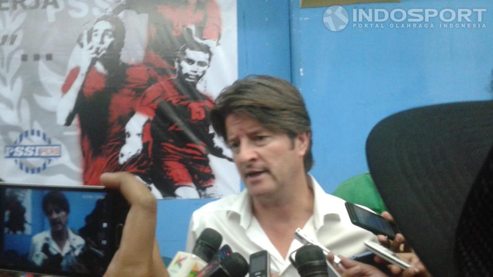 Pria kelahiran Belanda bernama Pieter Huistra pernah jadi pelatih di Timnas Indonesia dengan periode singkat hingga kini komentari Eredivisie terhenti.